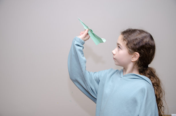 小女孩扔纸飞机图片下载