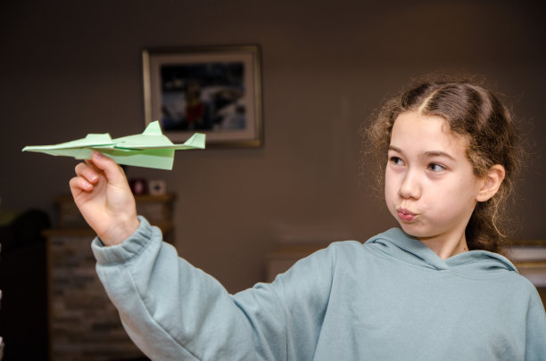 小女孩扔纸飞机图片下载