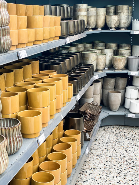 花盆在园艺中心或超级市场出售。图片下载