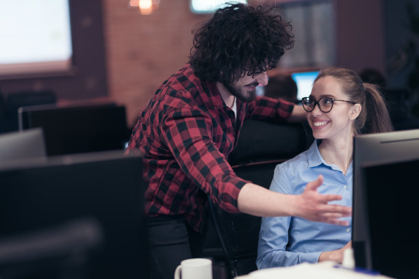 微笑的女商人，在工作中经验丰富的商业项目培训教练男同事，愉快的女士合格的顾问顾问，协助男客户客户在笔记本电脑图片下载