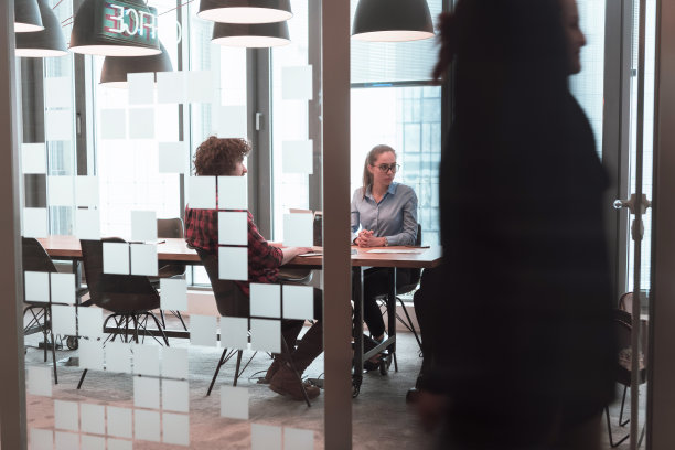 成功的团队。一群年轻的商务人士在创意办公室里一起工作和交流。有选择性的重点图片下载