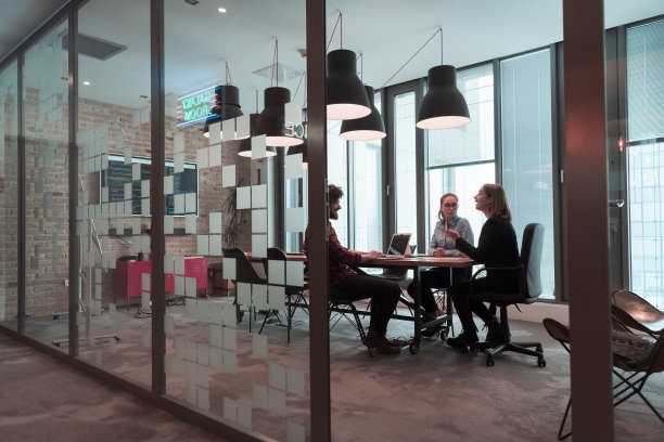 成功的团队。一群来自不同种族的年轻商务人士在富有创意的办公室里一起工作和交流。有选择性的重点图片下载