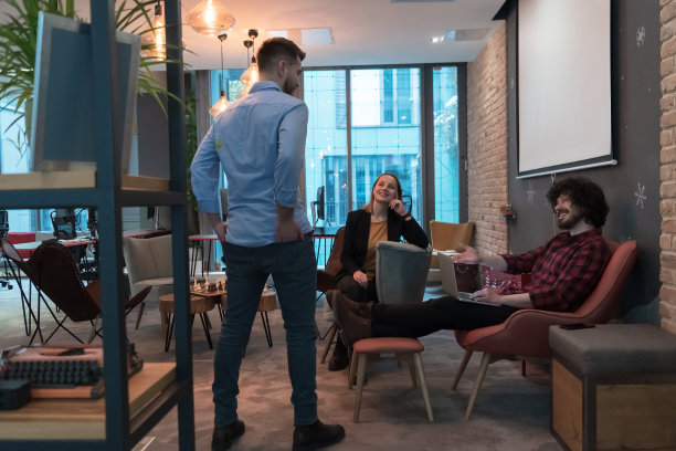 成功的团队。一群年轻的商务人士在创意办公室里一起工作和交流。有选择性的重点图片下载