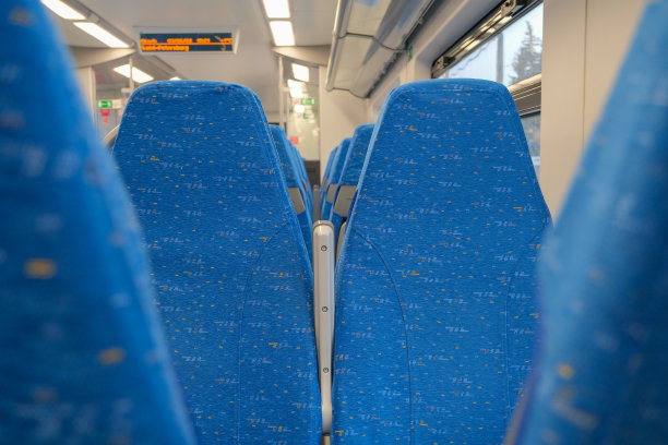 蓝色的公共交通座椅。郊区火车座位。图片下载