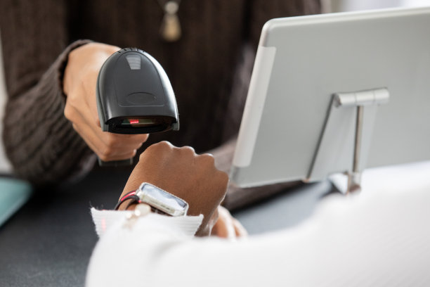 妇女正在用各种付款方式向她的纳税申报人或簿记员付款图片下载