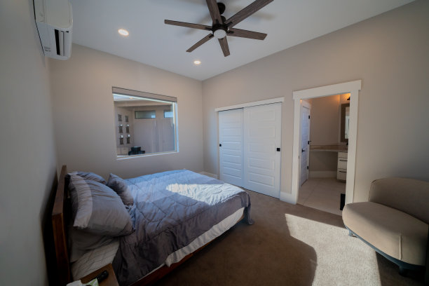 时尚的现代卧室在一个行政新家里吊扇图片下载