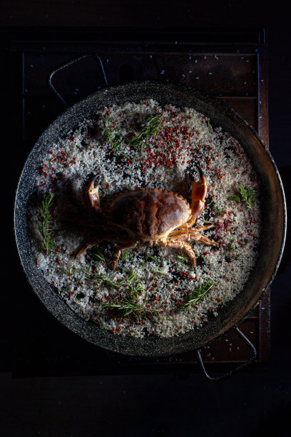 新鲜的螃蟹待煮图片下载