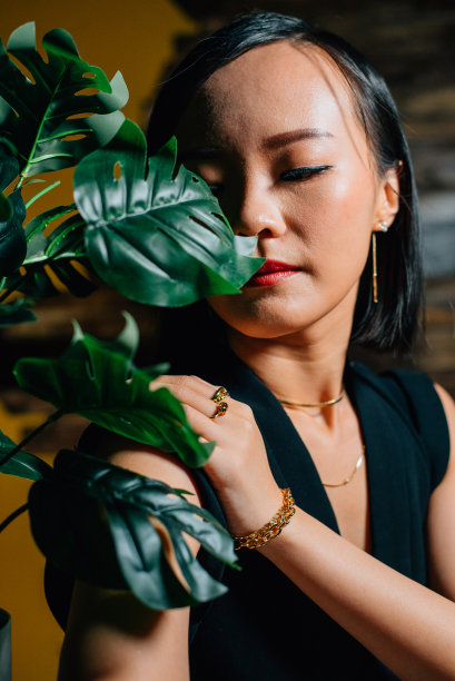 美丽的亚洲女人的肖像穿着一套豪华的珠宝金项链，戒指和耳环图片下载