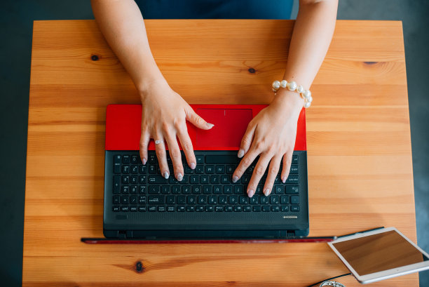 用笔记本工作的时尚女性图片下载