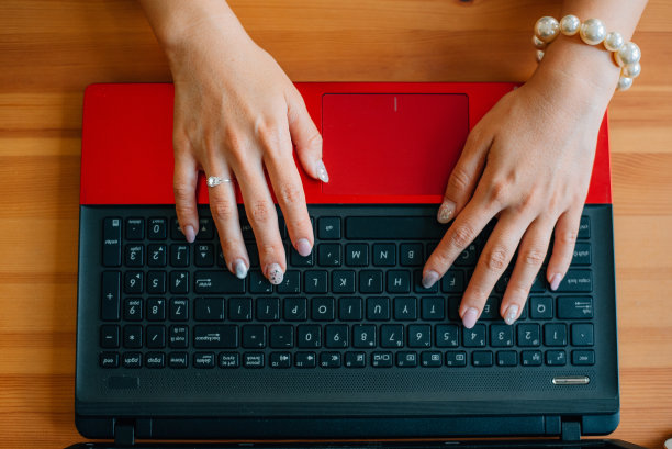 时尚的商业女性工作与笔记本电脑图片下载