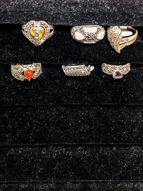 六枚金戒指在一个黑天鹅绒展示箱图片下载