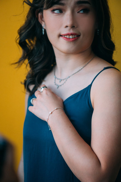 美丽的亚洲女人的肖像穿着一套时髦的珠宝，钻石戒指，项链，手镯和耳环图片下载