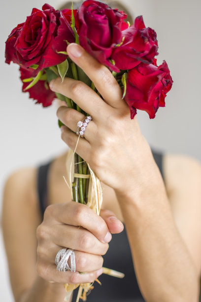 美丽的钻石戒指和珠宝为女性图片下载