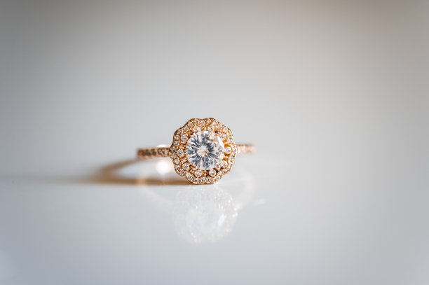 优雅的钻石戒指珠宝设置在白色的背景图片下载