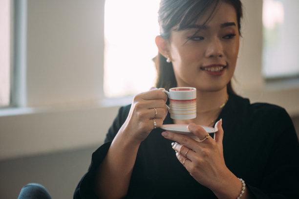 美丽的亚洲商业女性在办公室工作时休息图片下载