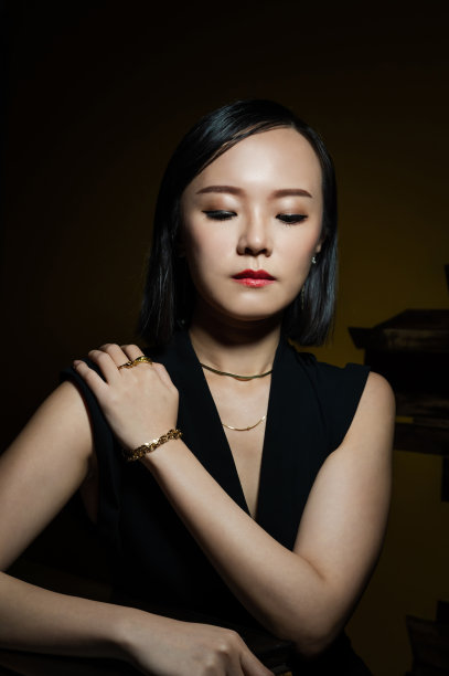 美丽的亚洲女人的肖像穿着一套豪华的珠宝金项链，戒指和耳环图片下载