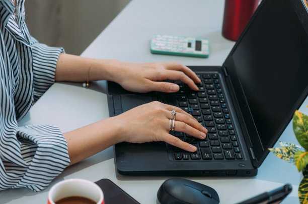 用笔记本工作的时尚女性图片下载