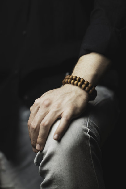 手腕上戴着时尚手镯的年轻人图片下载