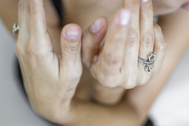 美丽的钻石戒指和珠宝为女性图片下载