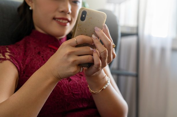 美丽的亚洲商业女性使用智能手机在办公室工作图片下载