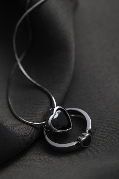 银戒指和项链图片下载