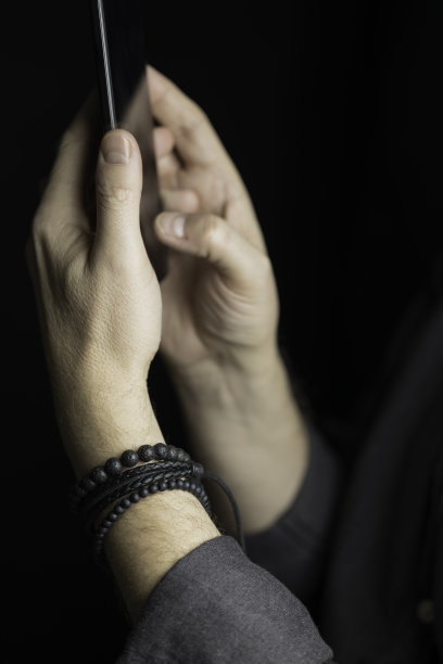 手腕上戴着时尚手镯的男人图片下载