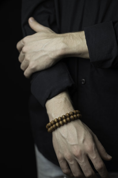 手腕上戴着时尚手镯的年轻人图片下载