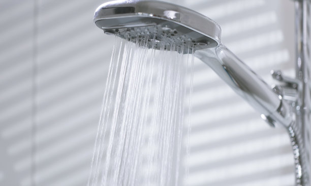 带喷水喷头的淋浴喷头图片下载
