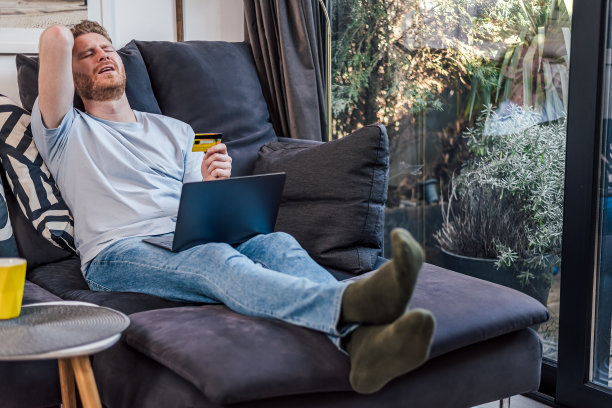 失望的白人，做了错误的投资。图片下载