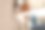 一名年轻女子拿着智能手机触摸手指，在家里用空白屏幕展示社交媒体应用程序广告图片下载