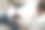 一个女人使用和打字在笔记本电脑键盘与空白的白色桌面屏幕的模型图像。图片下载
