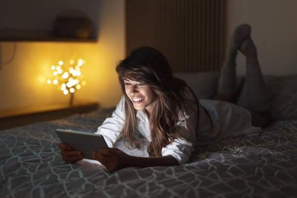 使用在线约会软件的女人图片下载