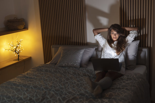 女人在床上看电影图片下载