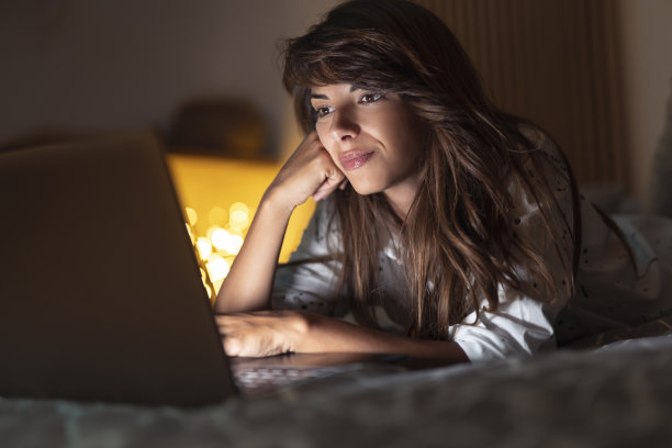 用笔记本电脑上网的女人图片下载