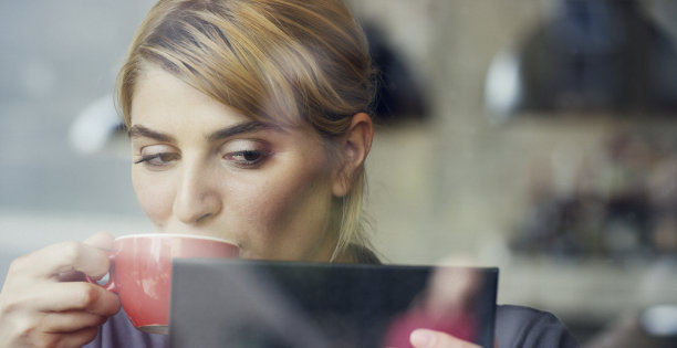 剪裁镜头的一个有吸引力的年轻女商人在咖啡店工作图片下载