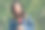 快乐微笑的记者手持麦克风的户外报道图片下载