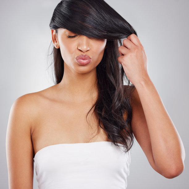 裁剪的照片，一个有吸引力的年轻女子摆姿势在工作室的灰色背景图片下载