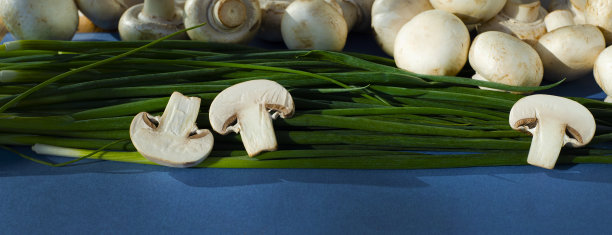 香槟酒片和整只蘑菇加葱。成分。食品是新鲜的。生食。图片下载