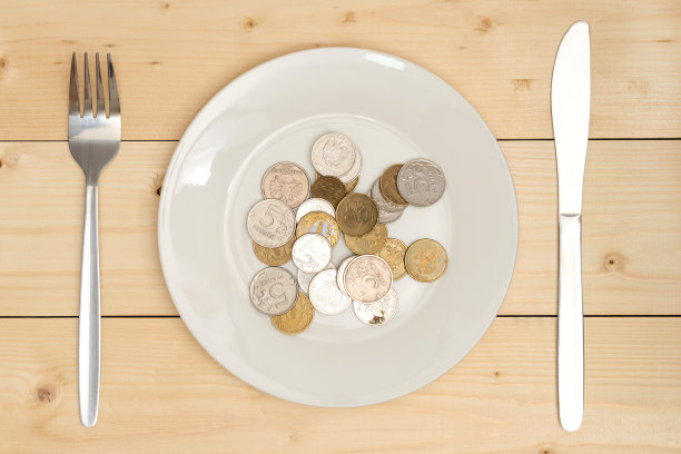 在俄罗斯通货膨胀。俄罗斯卢布硬币躺在一个白色的盘子上。图片下载