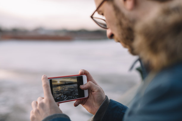 男人在用手机拍照图片下载