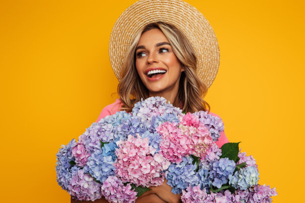 拿着一束花的美女图片下载