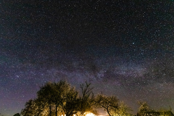 风景摄影，夜景摄影。恒星，银河系中的银河系。长时间曝光的照片。树木、田野和天空。村子里的午夜。太空的天文学概念图片下载