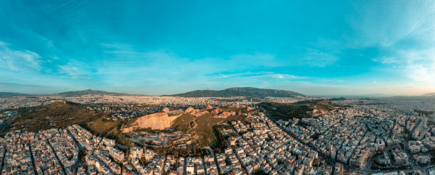 从北方拍摄的雅典日落、黄昏的航拍全景照片——Psychiko、Chalandri、Marousi、Galatsi、附近的山丘和Psychiko废弃的采石场，一直到海边图片下载