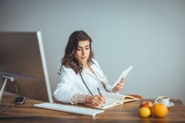 一个女人坐在摄像头前视频聊天。图片下载