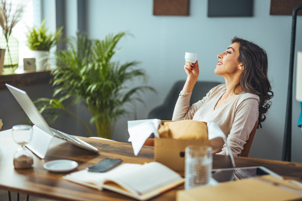 一位年轻的女商人在她的办公室工作。图片下载