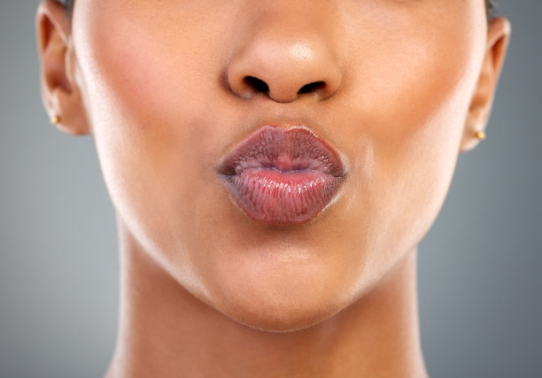 裁剪的一张女人噘嘴的照片图片下载