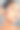 一个漂亮的年轻女人用滴管涂抹面部精华液的照片图片下载