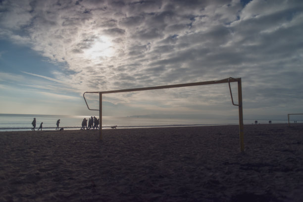 在阴沉的天空下踢进一球图片下载