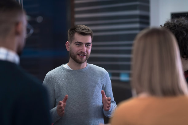 成功的团队。一群年轻的商务人士在创意办公室里一起工作和交流。有选择性的重点图片下载