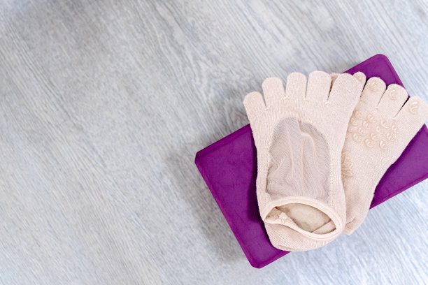 在紫色的瑜伽块上关闭瑜伽袜子。本空间图片下载